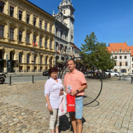 Lídr Radek Nejezchleb s předsedkyní Jč KV KSČM Alenou Nohavovou na prachatickém náměstí